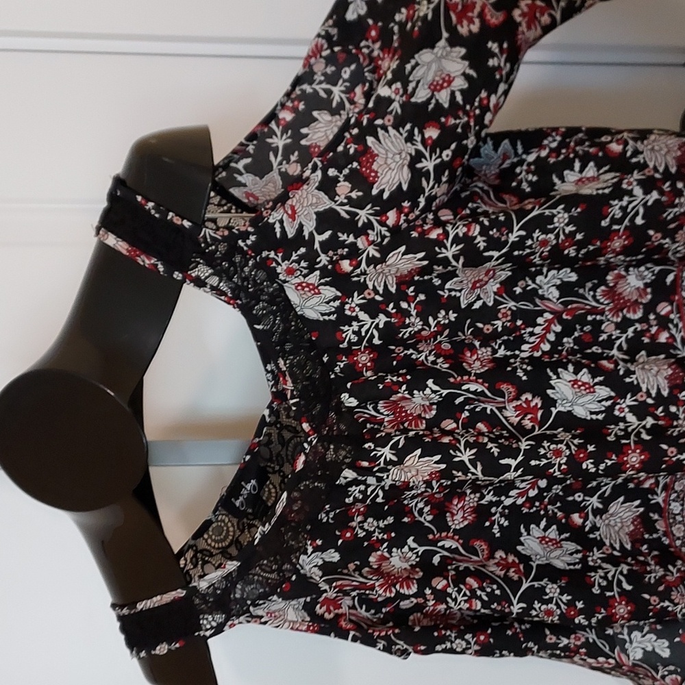 *Black w/ White & Red Floral w/ Lace Accent and Bell Sleeves Size L
